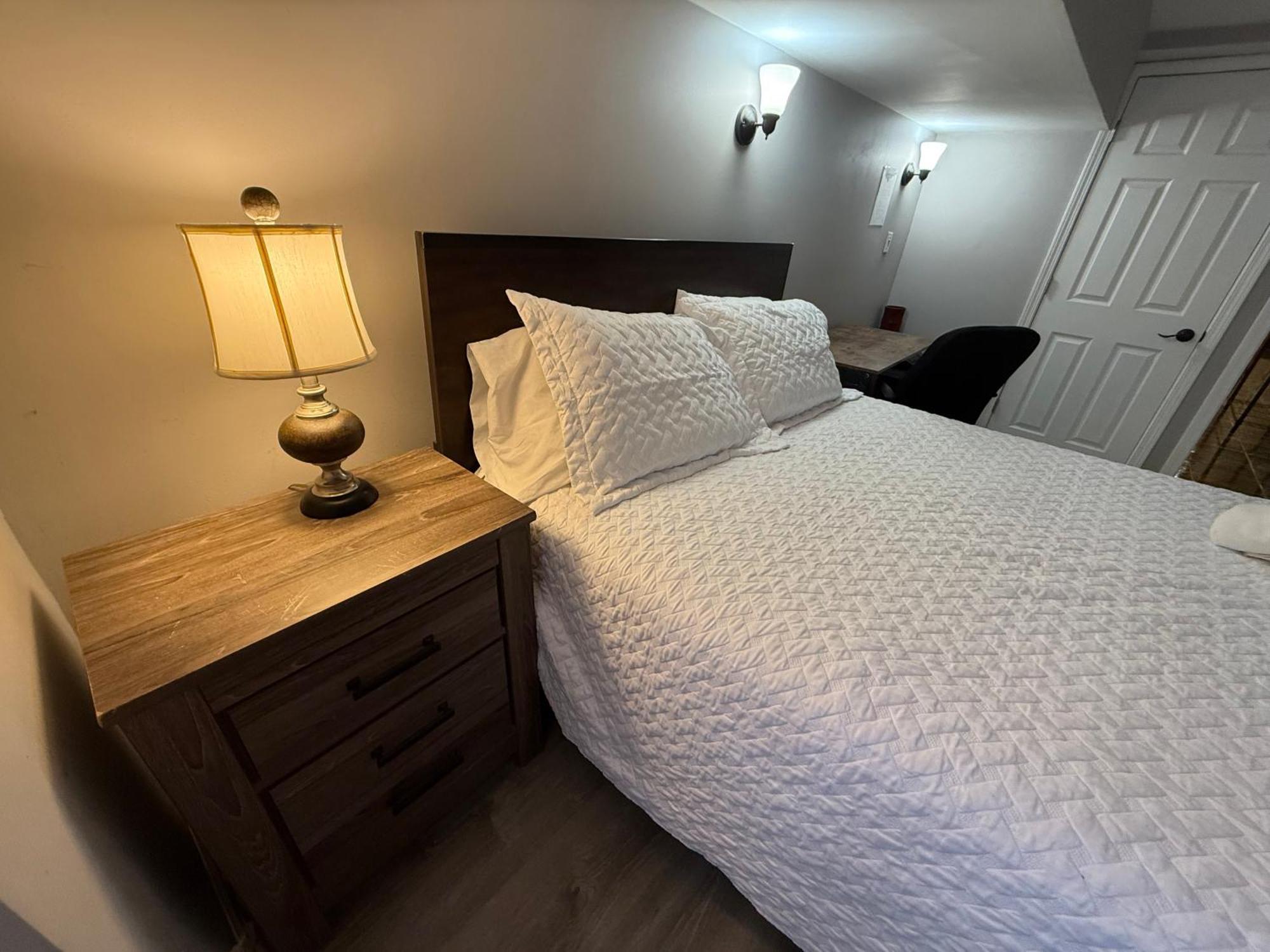 Close To Downtown - Free Parking Homestay *