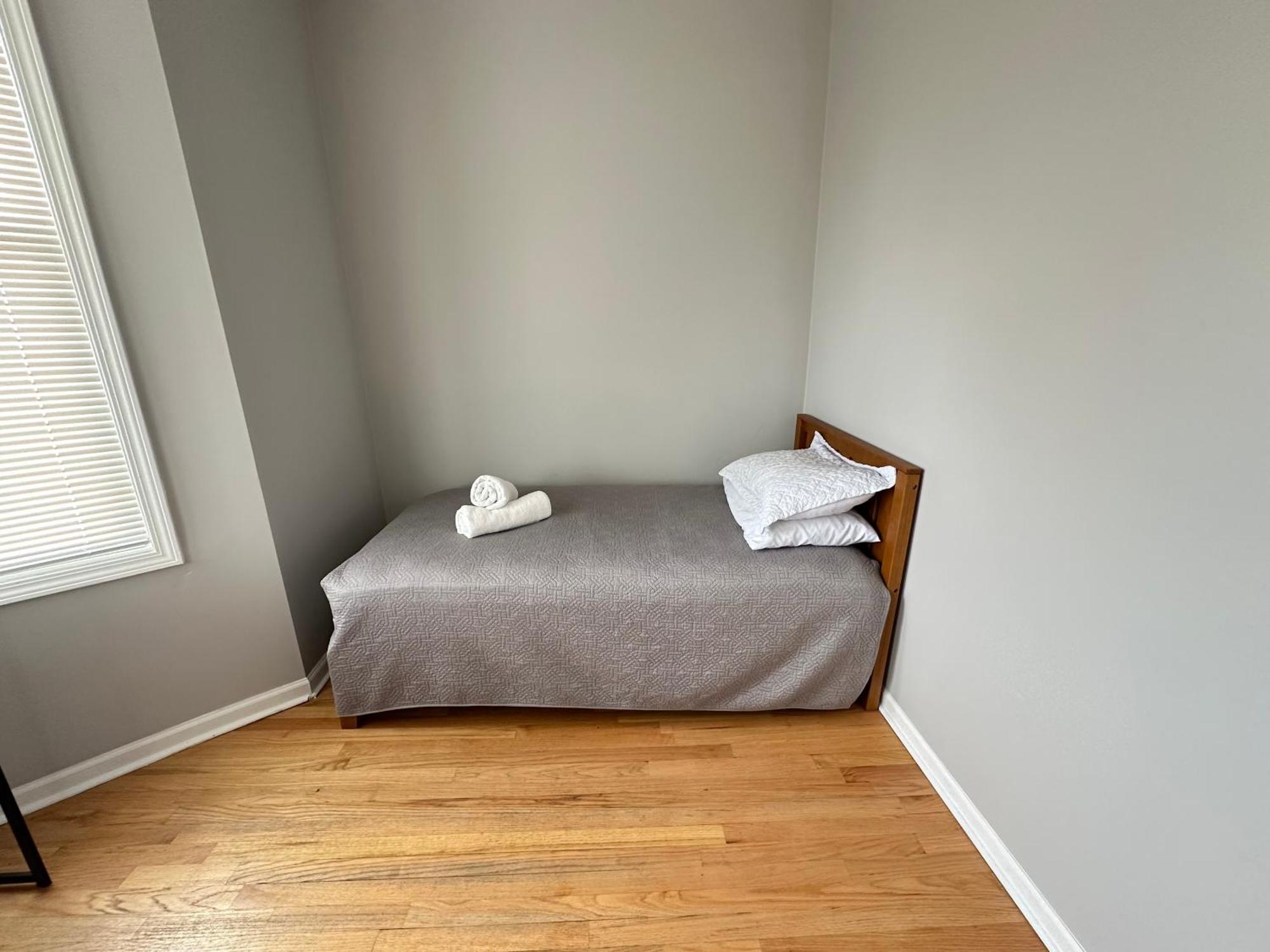 Quarto em Acomodações Particulares Wonderful Close To Downtown - Free Parking *