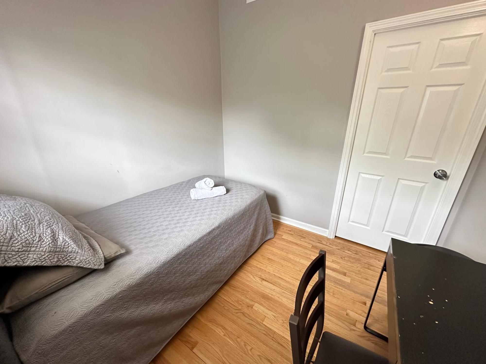 Quarto em Acomodações Particulares Wonderful Close To Downtown - Free Parking *