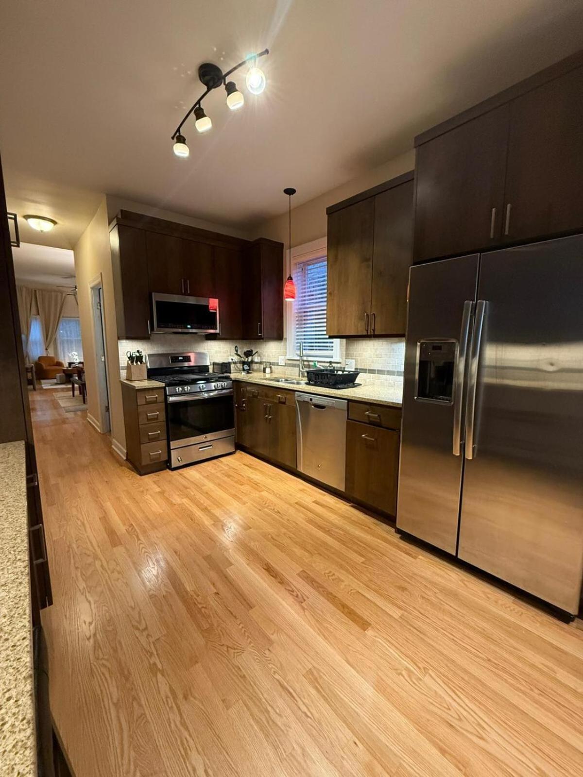 Queen Beds, Long Stay, Garage Parking, Near Train