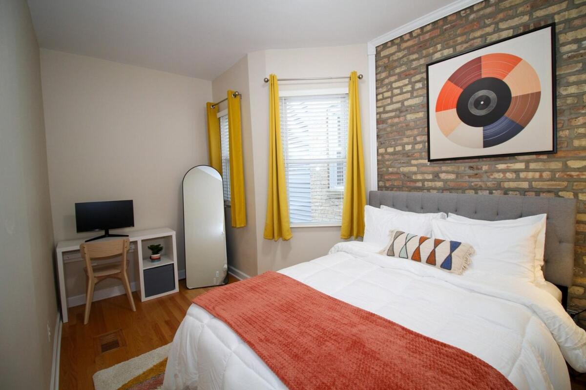 Queen Beds, Long Stay, Garage Parking, Near Train Apartment Chicago