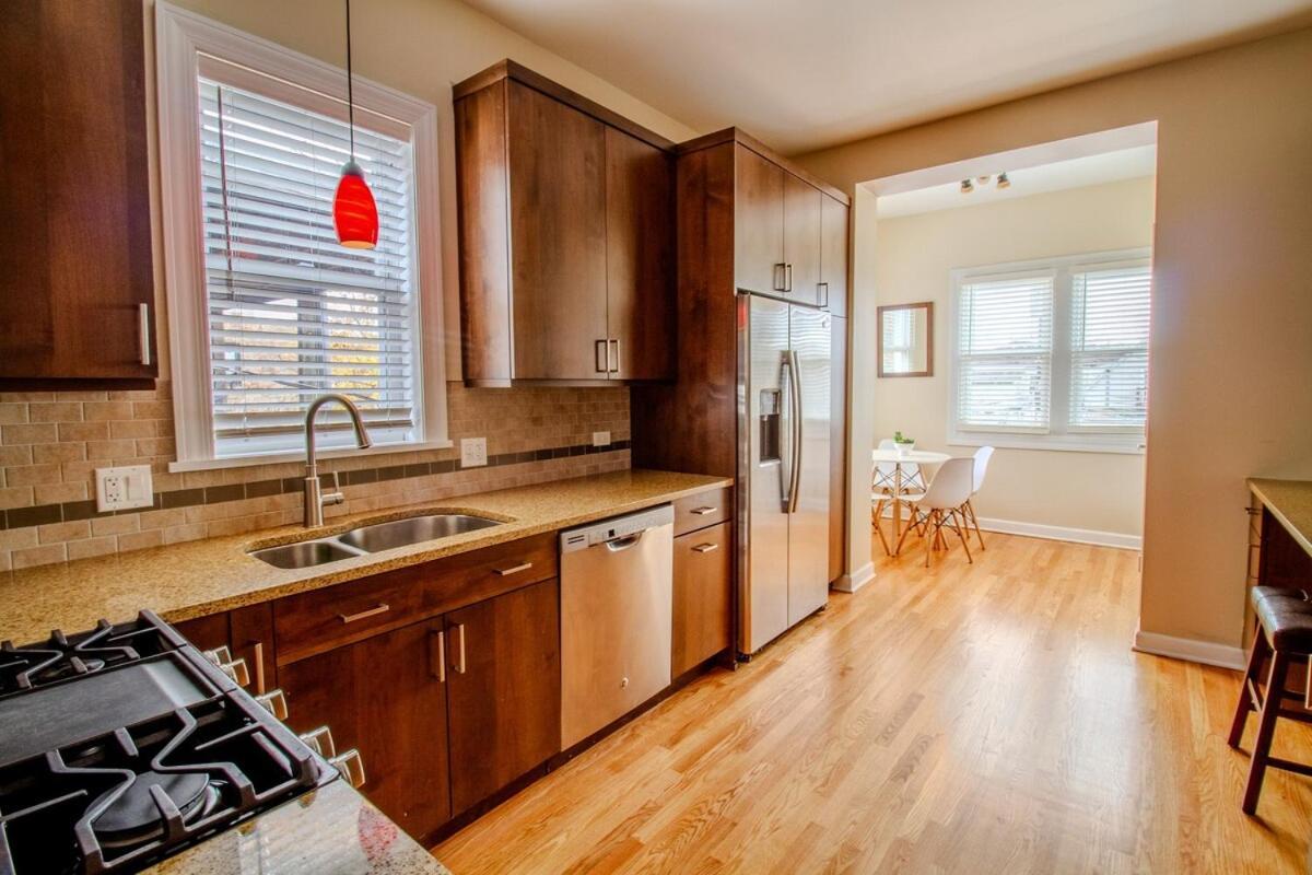 Queen Beds, Long Stay, Garage Parking, Near Train Apartment *