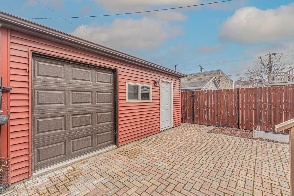 Queen Beds, Long Stay, Garage Parking, Near Train