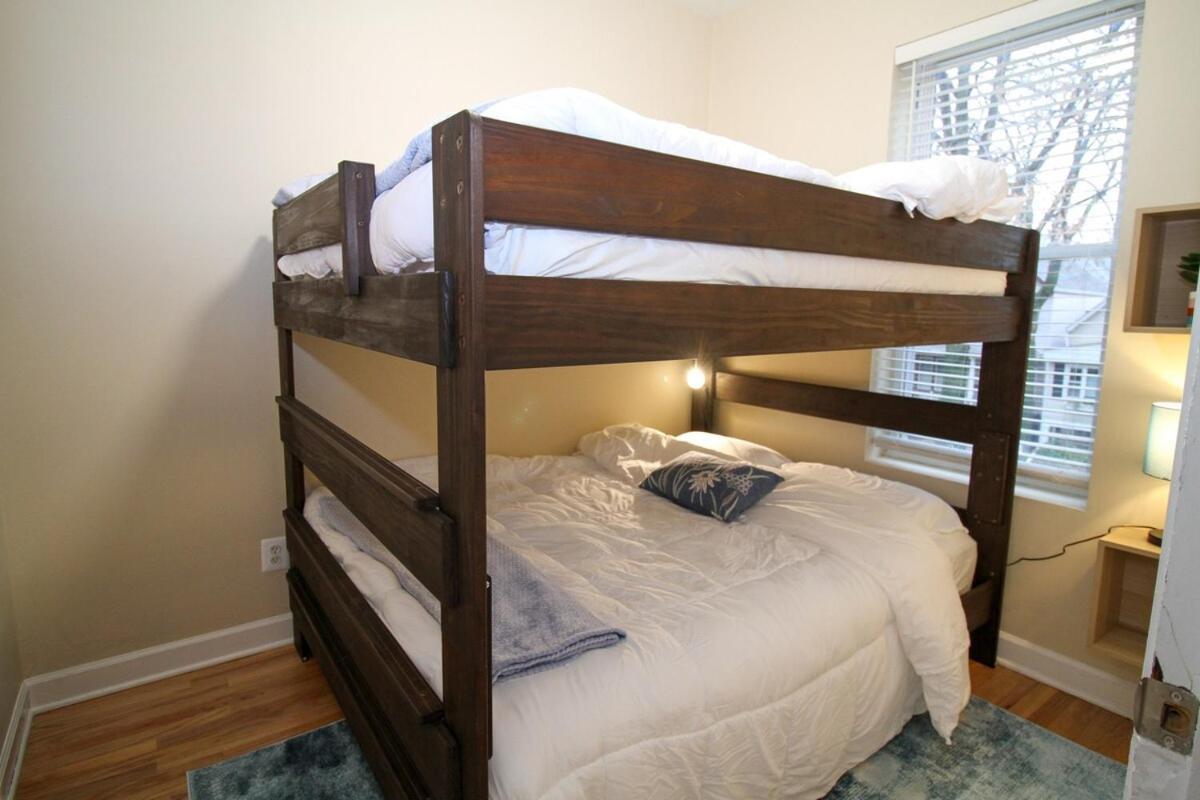 Apartment Queen Beds, Long Stay, Garage Parking, Near Train