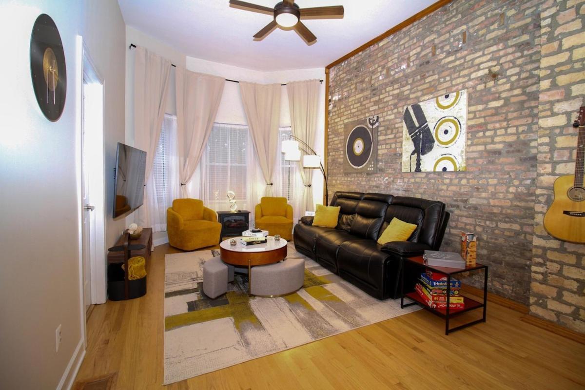 Queen Beds, Long Stay, Garage Parking, Near Train Apartment