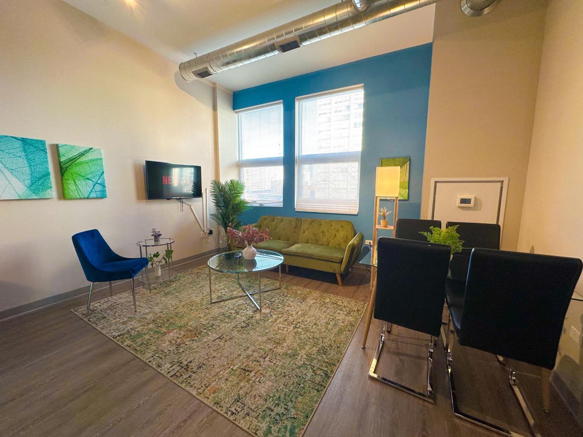 Apartment Mccormick Place 2br-2ba With Optional Parking, Patio, Gym Access For 6 Guests *
