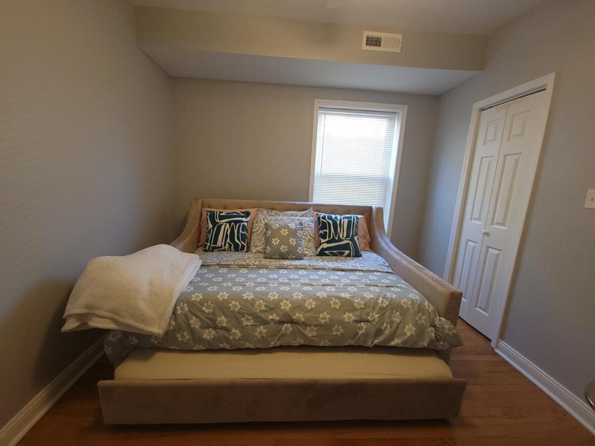 Beautiful Big 3 Bedroom Quiet Near Downtown Apartment *