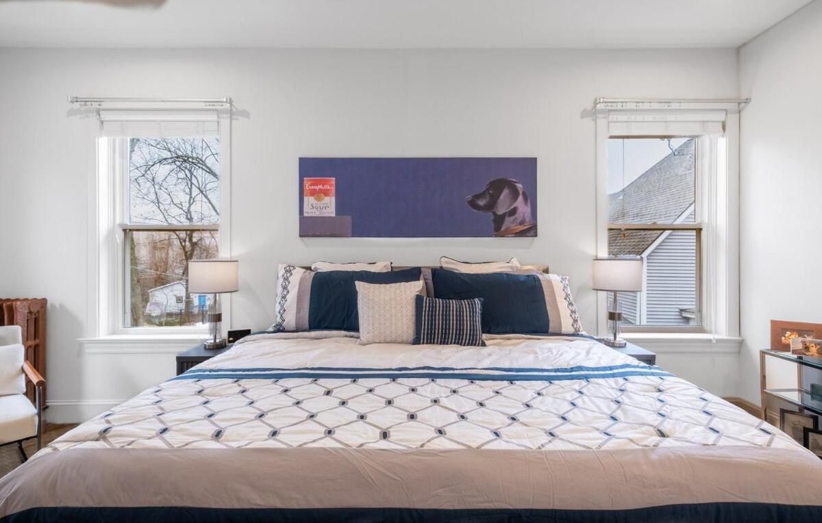 Elegant And Chic 2bed 2bath Steps From The Lake! *