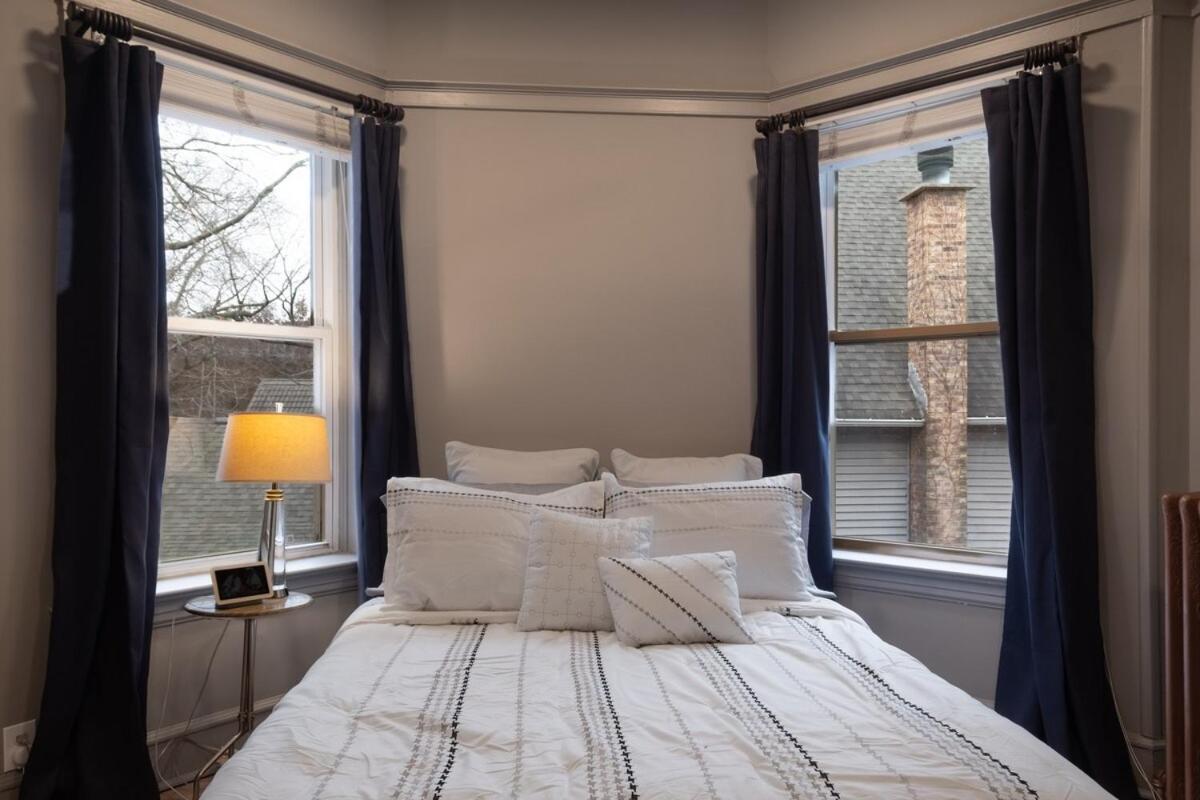 Elegant And Chic 2bed 2bath Steps From The Lake! Apartment