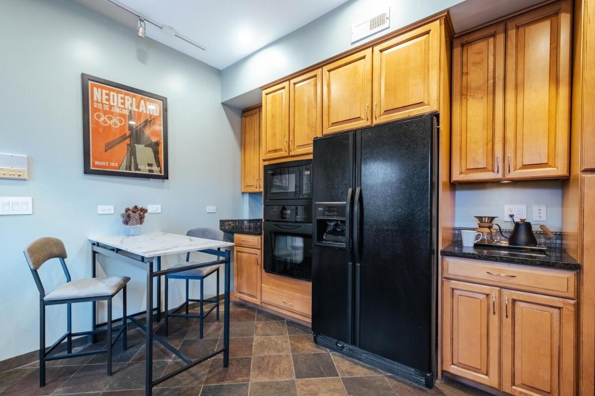 Apartment Elegant And Chic 2bed 2bath Steps From The Lake! Chicago