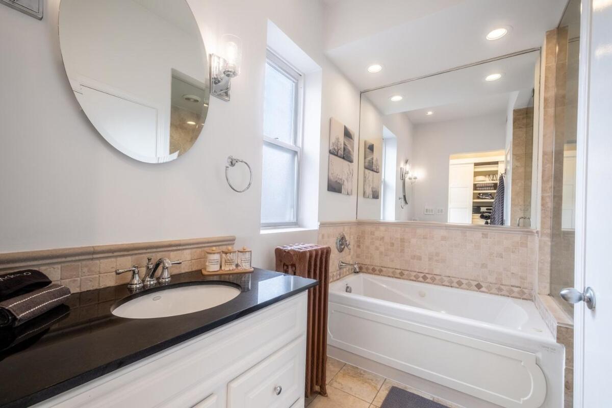 Elegant And Chic 2bed 2bath Steps From The Lake! *