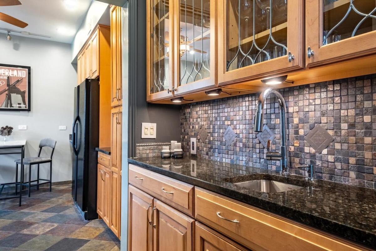 Apartment Elegant And Chic 2bed 2bath Steps From The Lake!