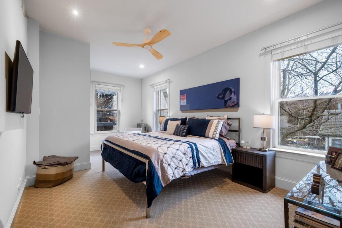 Elegant And Chic 2bed 2bath Steps From The Lake!