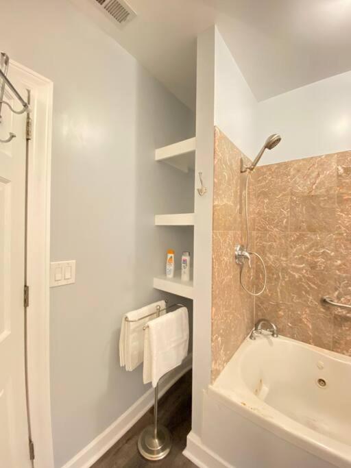 Holiday home Beautiful 6-bedroom, Private Mansion With Hot Tub Chicago