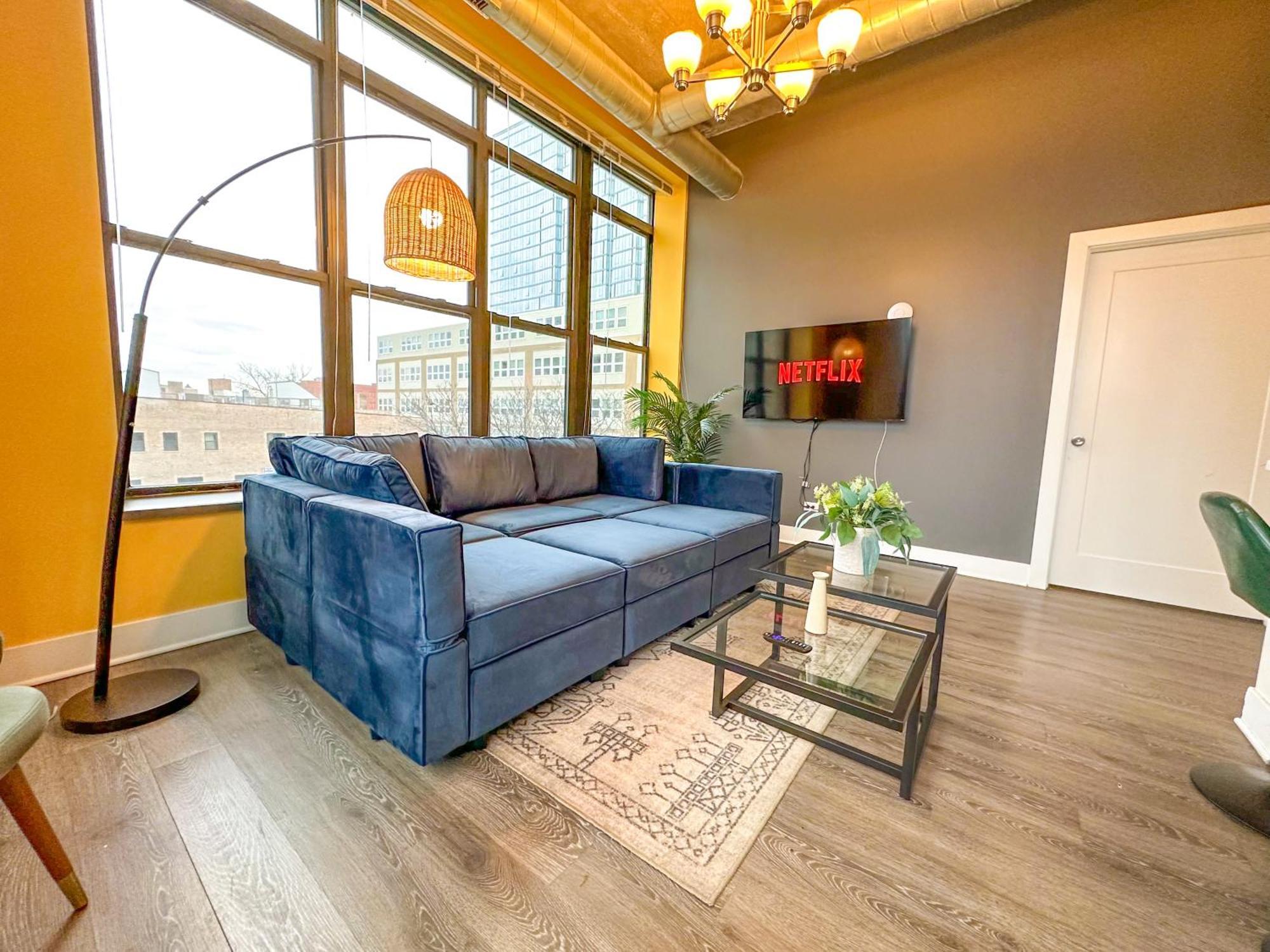 Apartment Mccormick Place Stylish Corner Suite With Optional Parking And Gym Access Sleep 6 In South Loop Chicago *