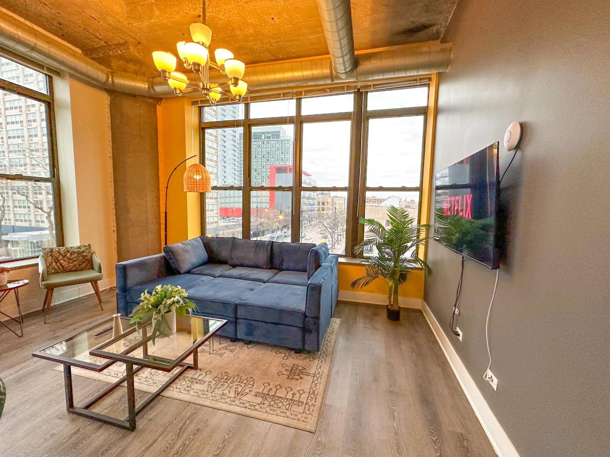 Mccormick Place Stylish Corner Suite With Optional Parking And Gym Access Sleep 6 In South Loop Chicago Apartment Chicago