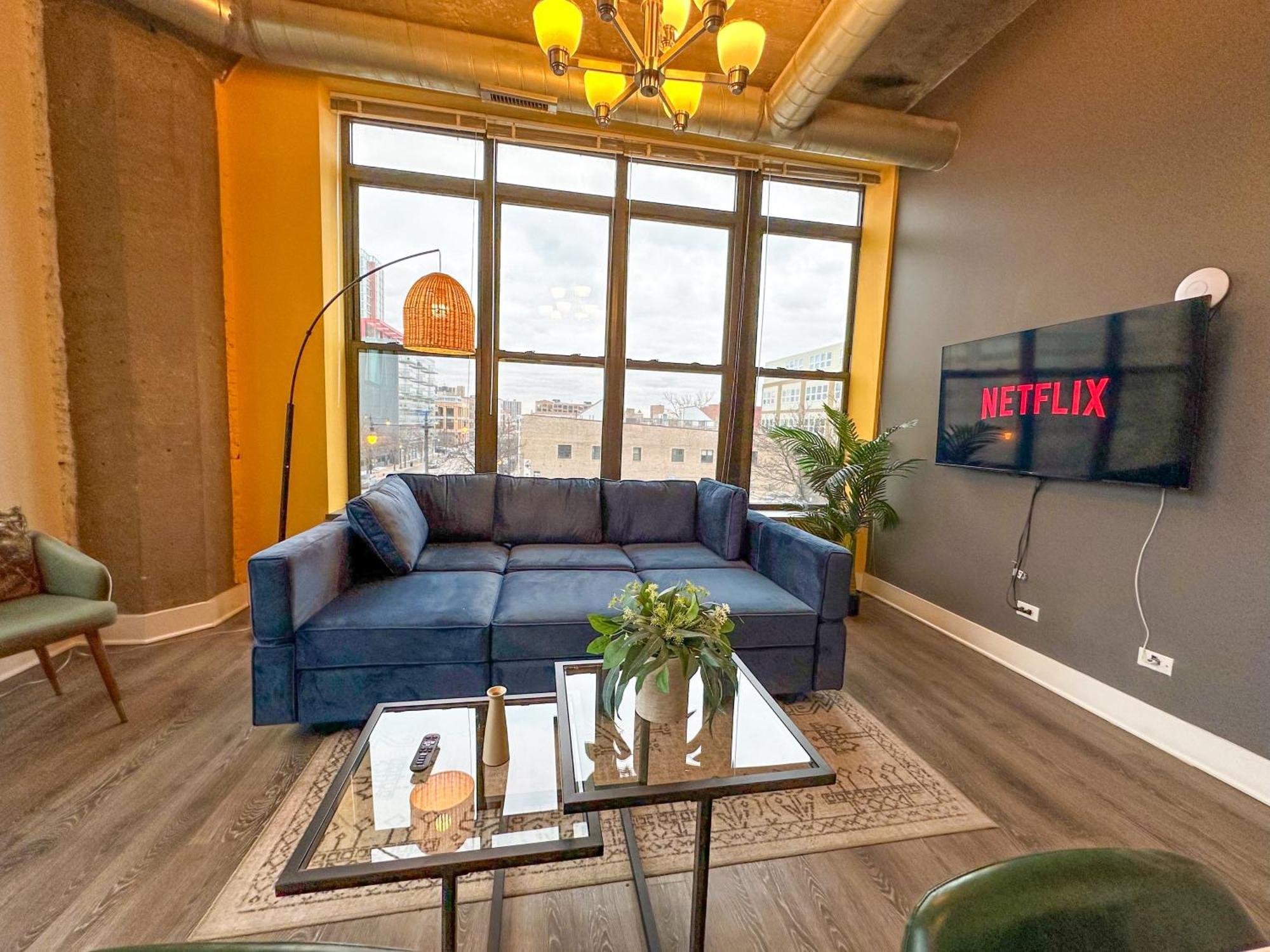Apartment Mccormick Place Stylish Corner Suite With Optional Parking And Gym Access Sleep 6 In South Loop Chicago Chicago