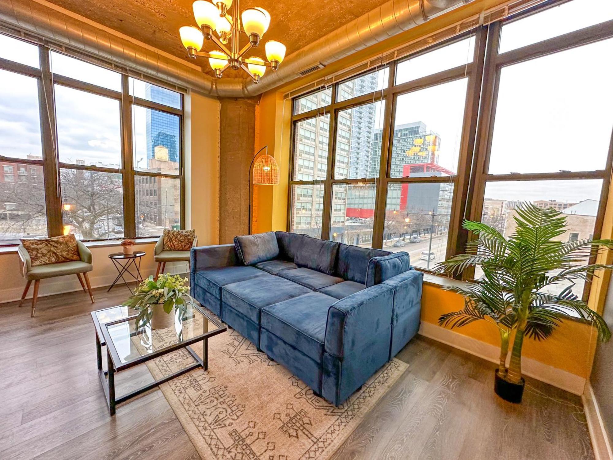 Mccormick Place Stylish Corner Suite With Optional Parking And Gym Access Sleep 6 In South Loop Chicago Chicago