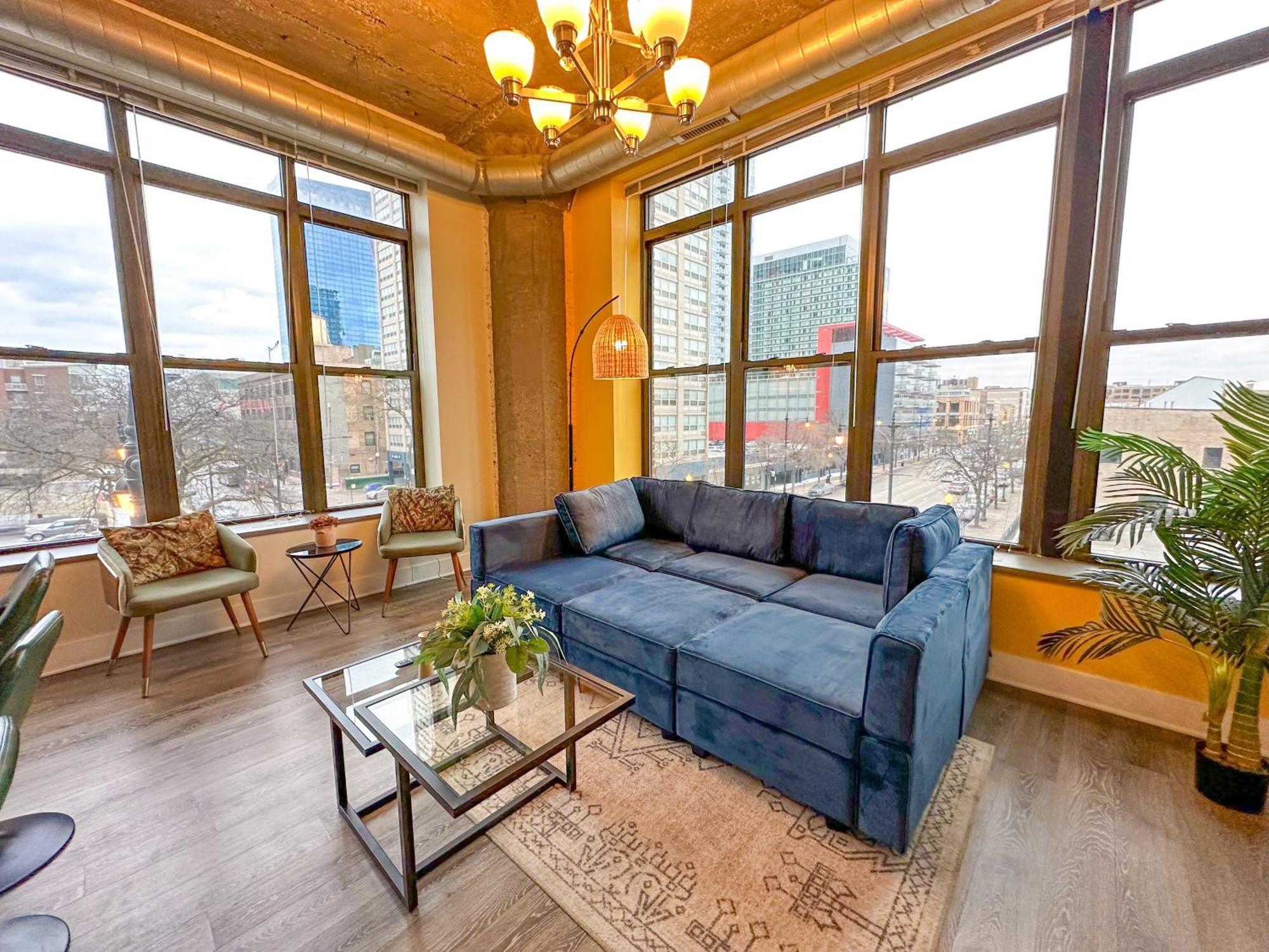 Mccormick Place Stylish Corner Suite With Optional Parking And Gym Access Sleep 6 In South Loop Chicago *