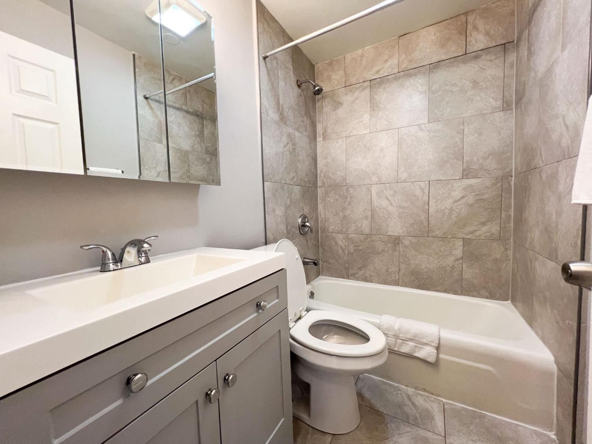 Apartment Stylish Sleeps 6 1 Free Parking Chicago