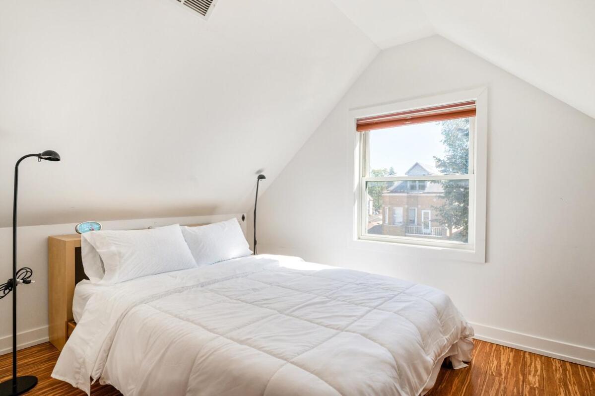 Single Family With 3 Bedrooms Attic With 2 Beds Holiday home Chicago