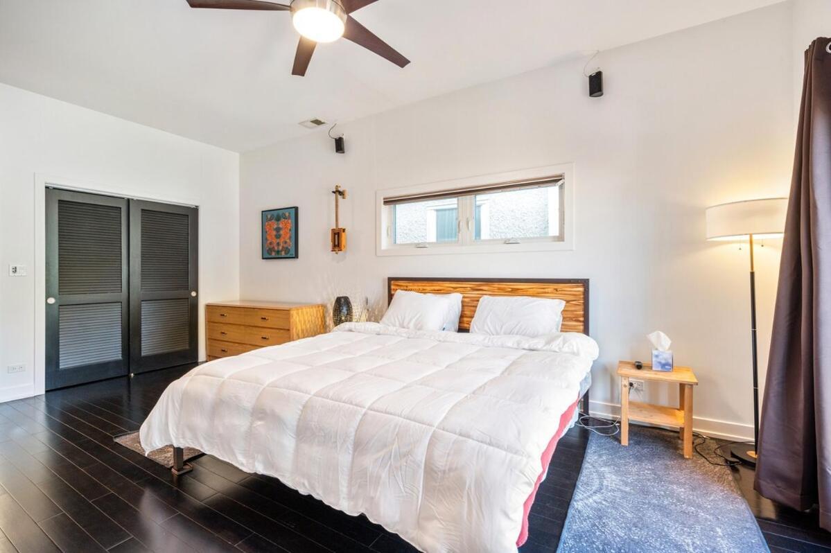 Single Family With 3 Bedrooms Attic With 2 Beds Holiday home Chicago
