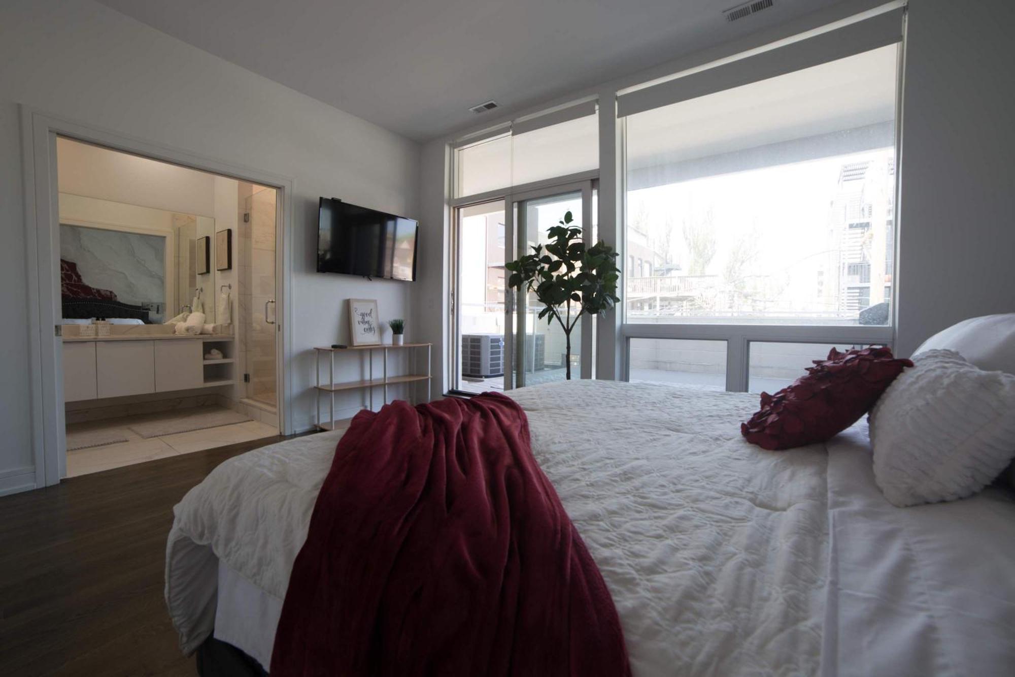 Large 4-bedroom Upscale W Rooftop *