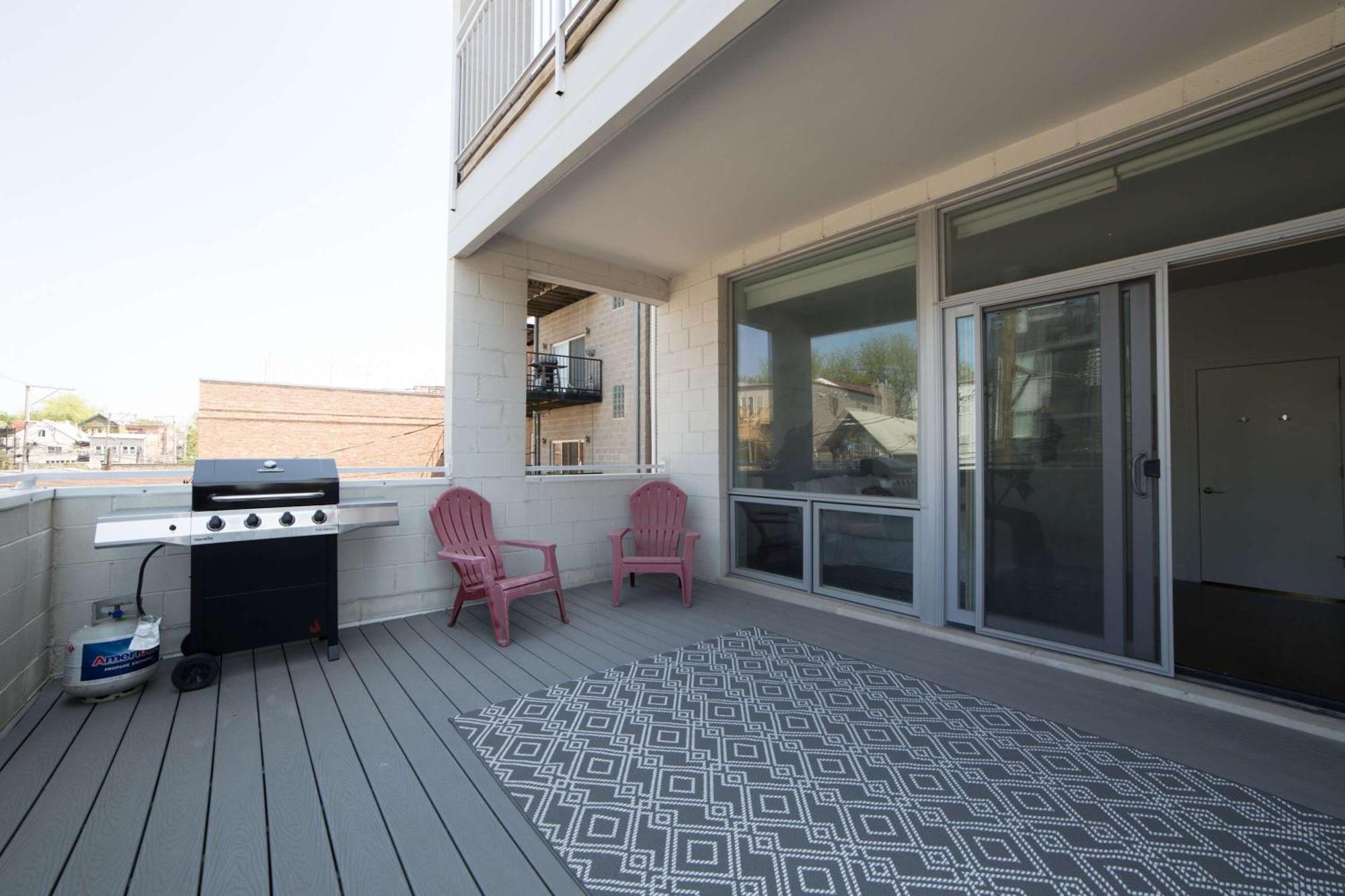 Large 4-bedroom Upscale W Rooftop Apartment