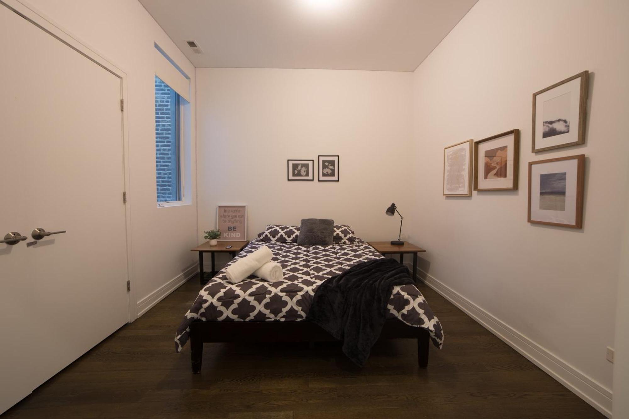 Large 4-bedroom Upscale W Rooftop Apartment *