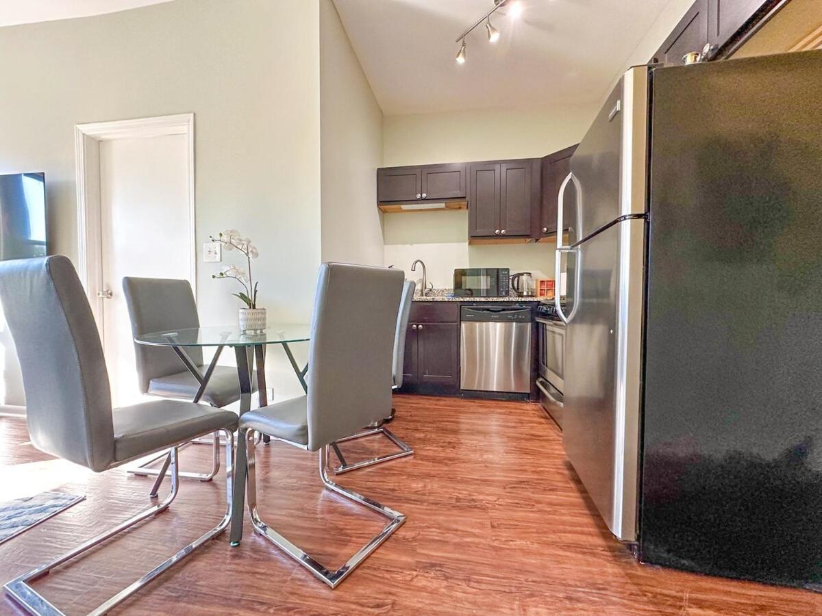 Spacious 2br Family Oasis Irving Park 1w Sleeps 6 Apartment
