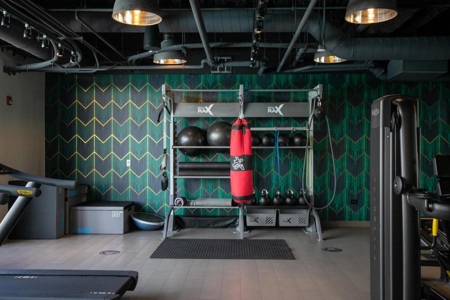 Logan Square 2br W Pool Lounge Gym Nr L Chi-869 *