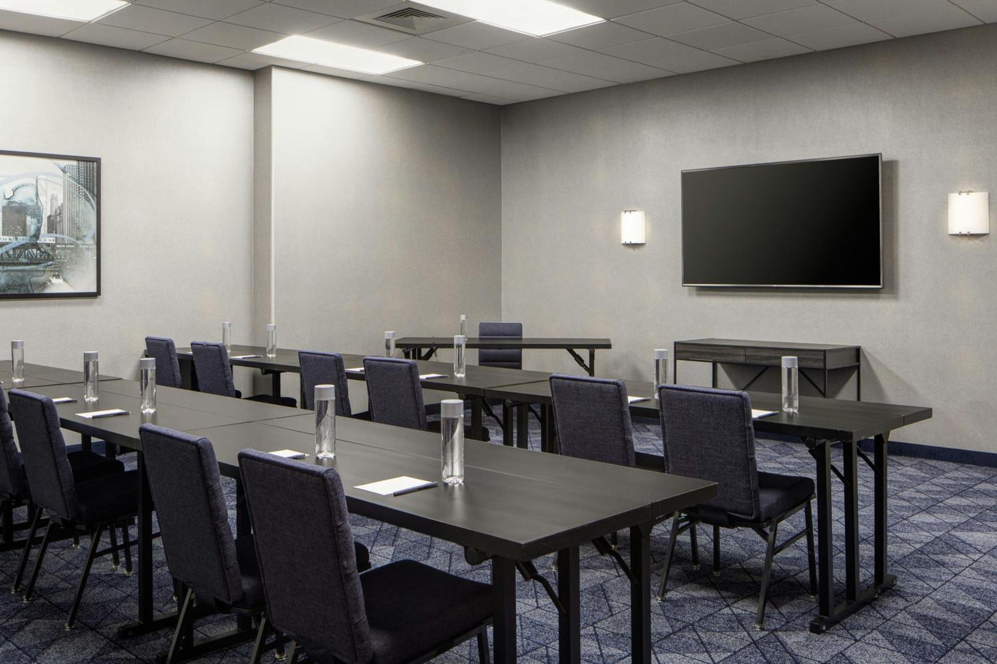 Hotel Courtyard By Marriott Downtown/river North 3*