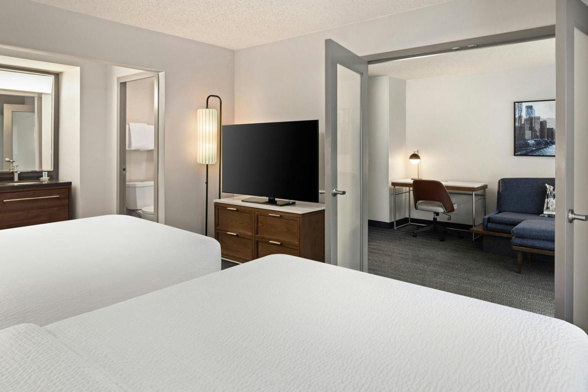 Courtyard By Marriott Downtown/river North Hotel