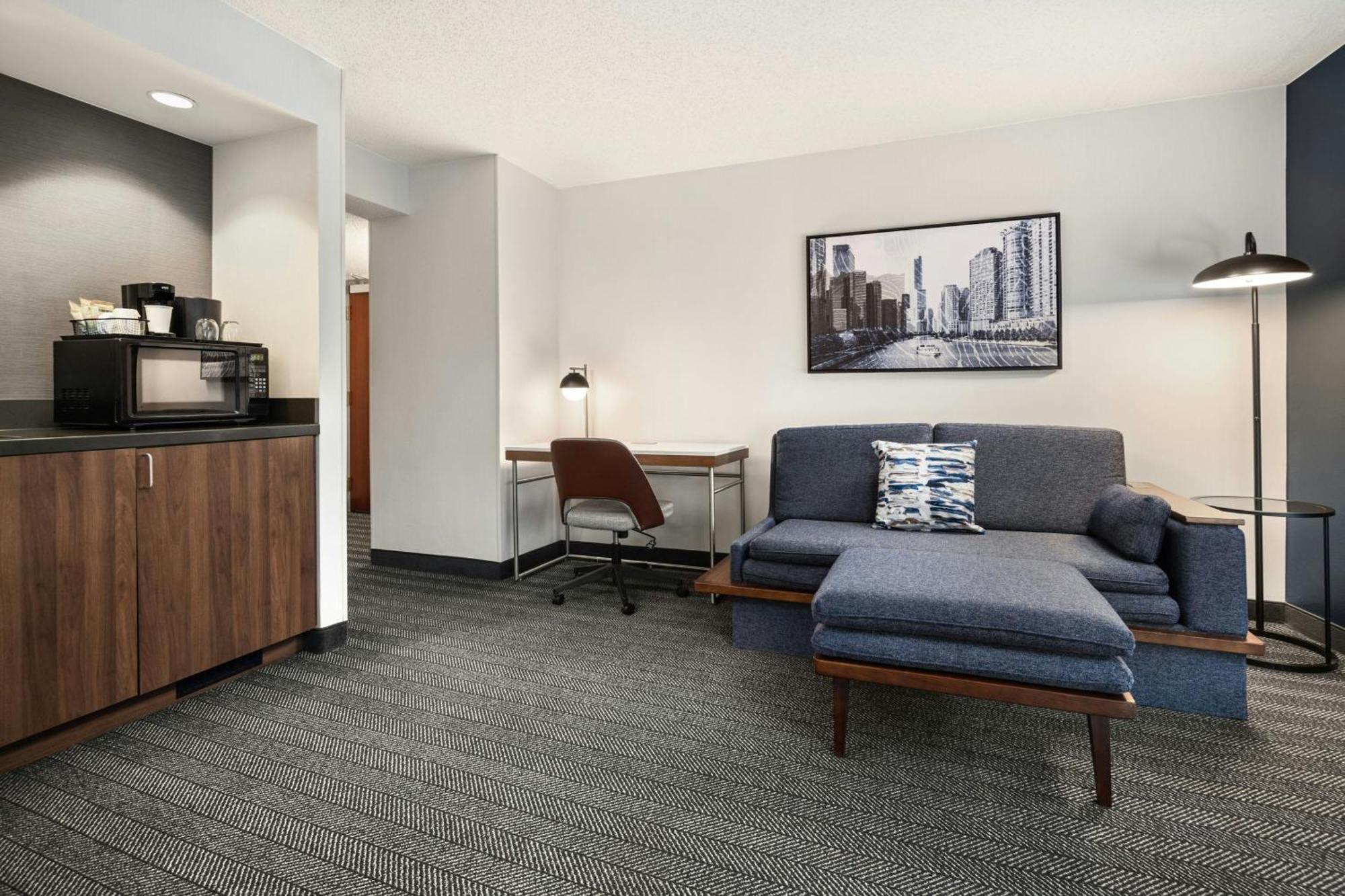 Courtyard By Marriott Downtown/river North Hotel 3*