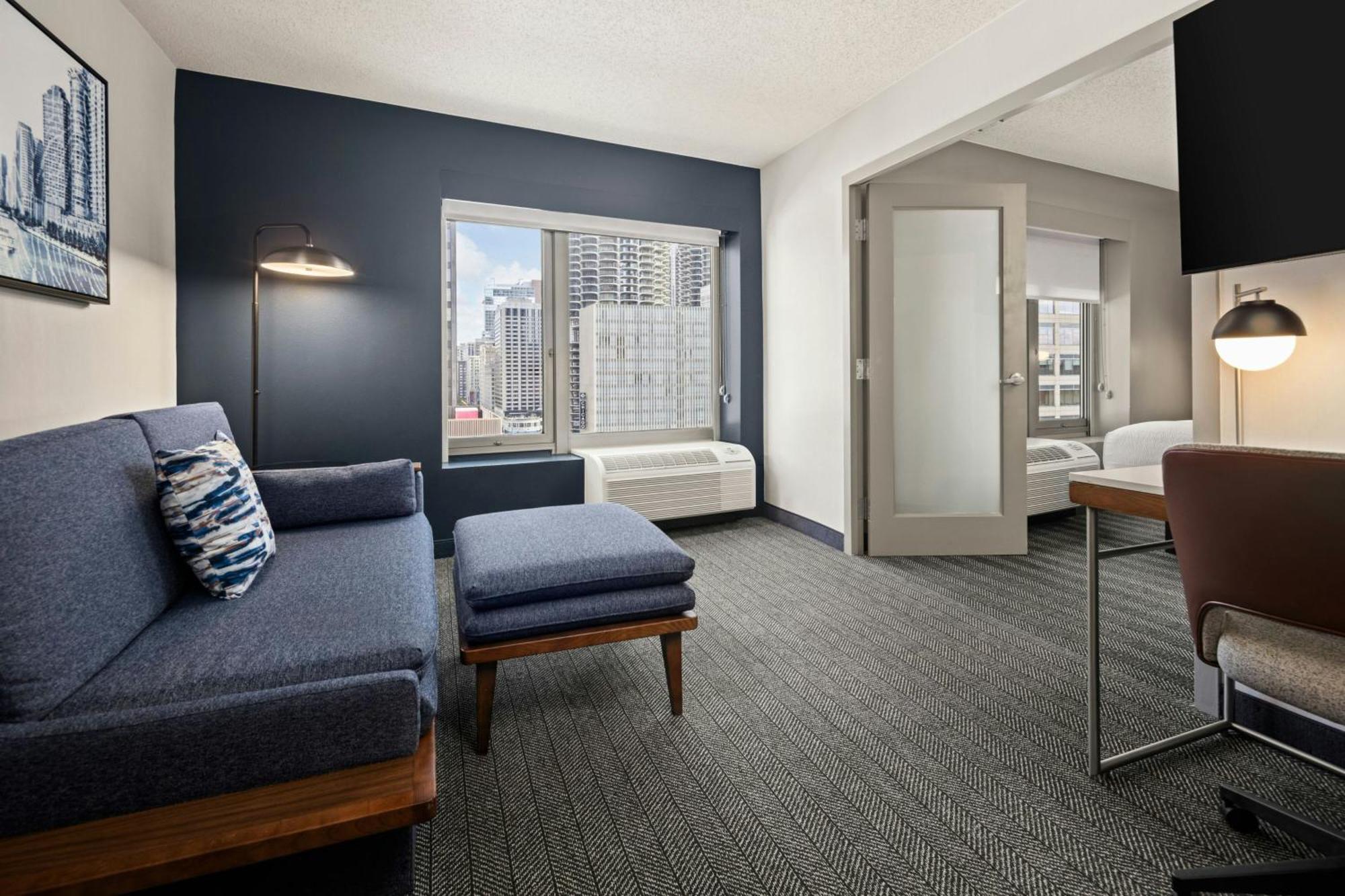 Courtyard By Marriott Downtown/river North Hotel