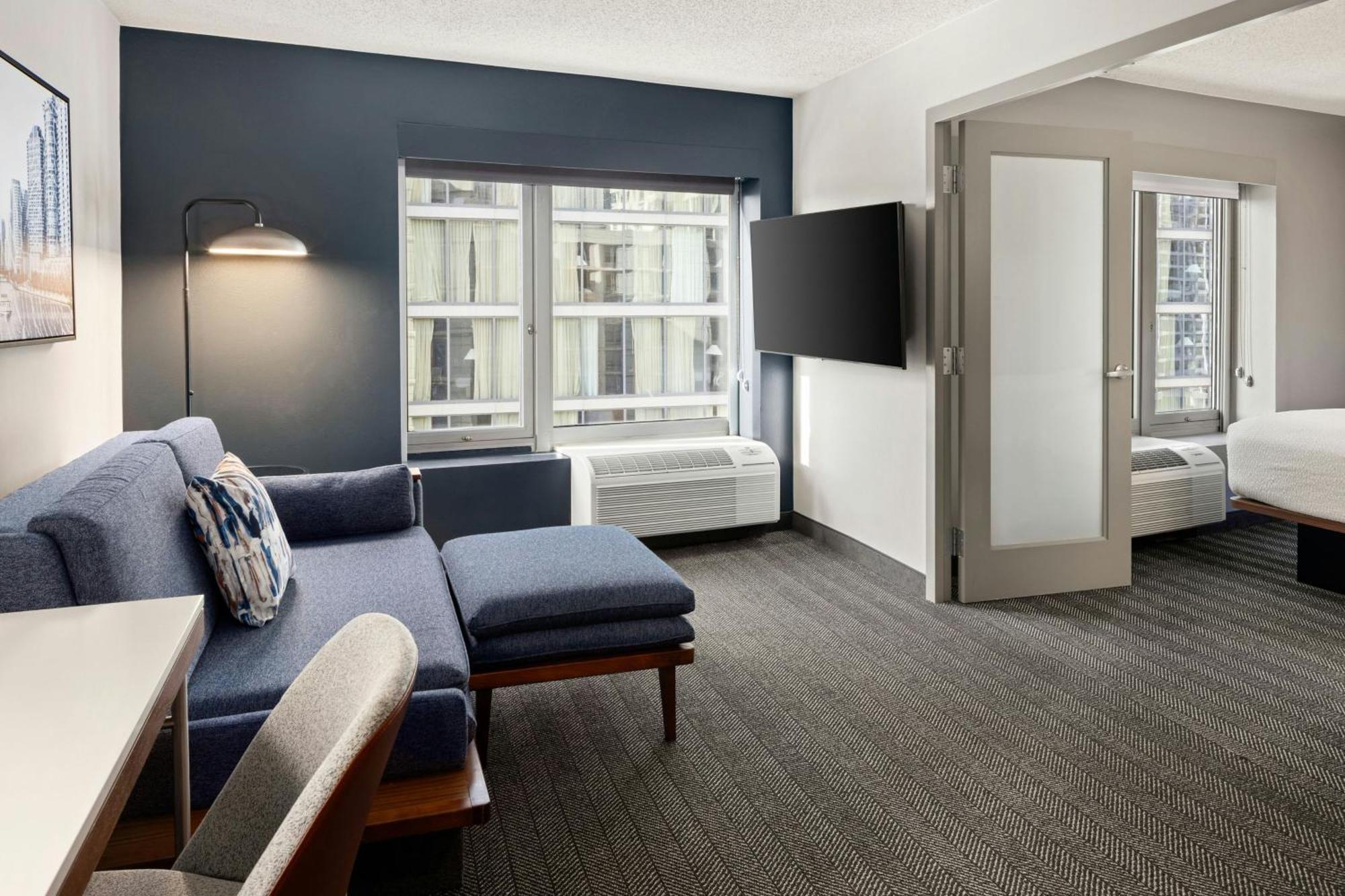 Courtyard By Marriott Downtown/river North Hotel 3*