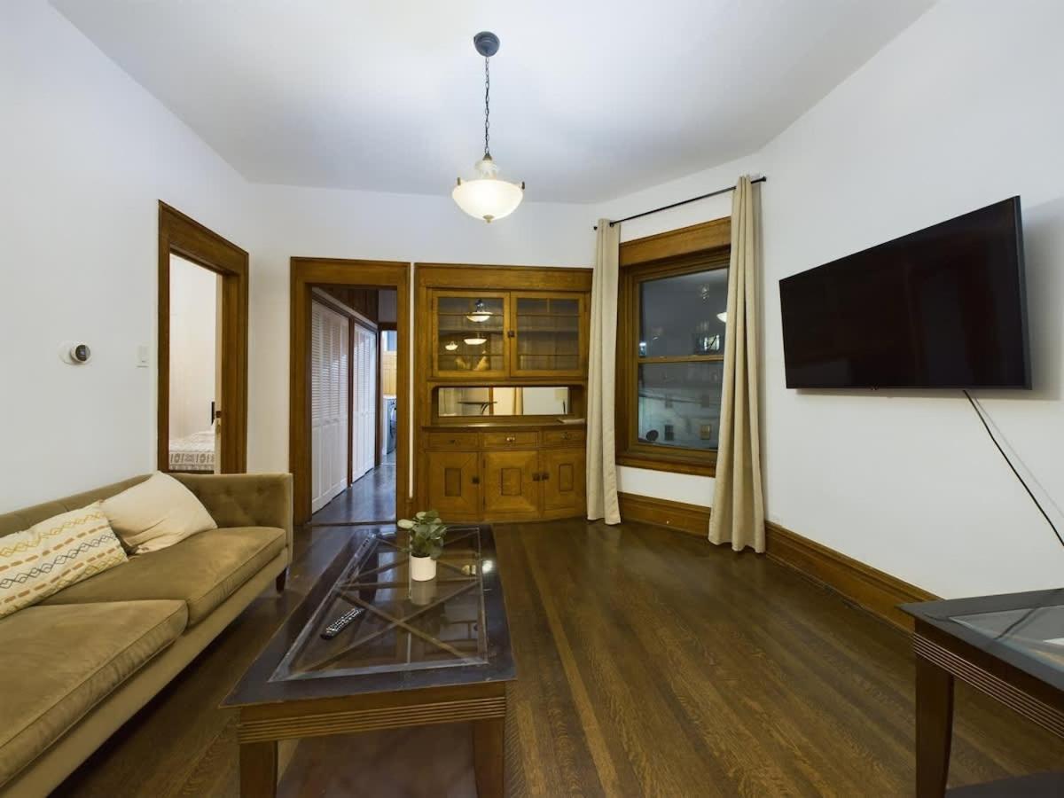 Holiday home Wrigleyville Gem With Hidden Bar & Vintage Charm Chicago