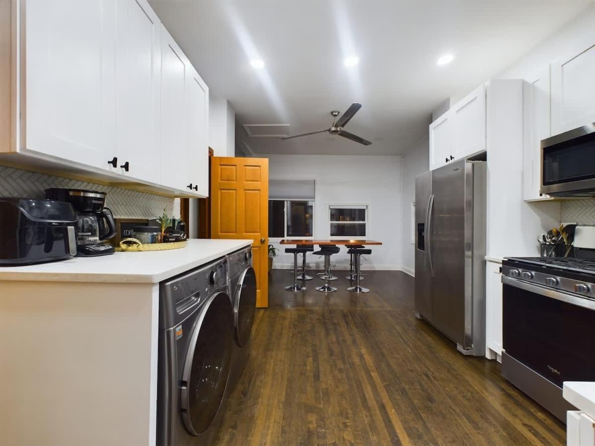 Holiday home Wrigleyville Gem With Hidden Bar & Vintage Charm