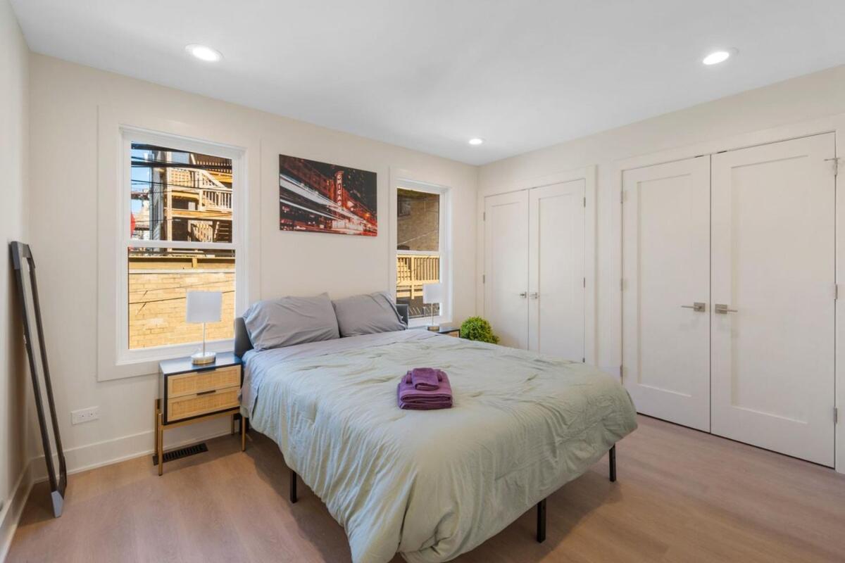 1 Bedroom With Rooftop And Wrigley Views Apartment Chicago