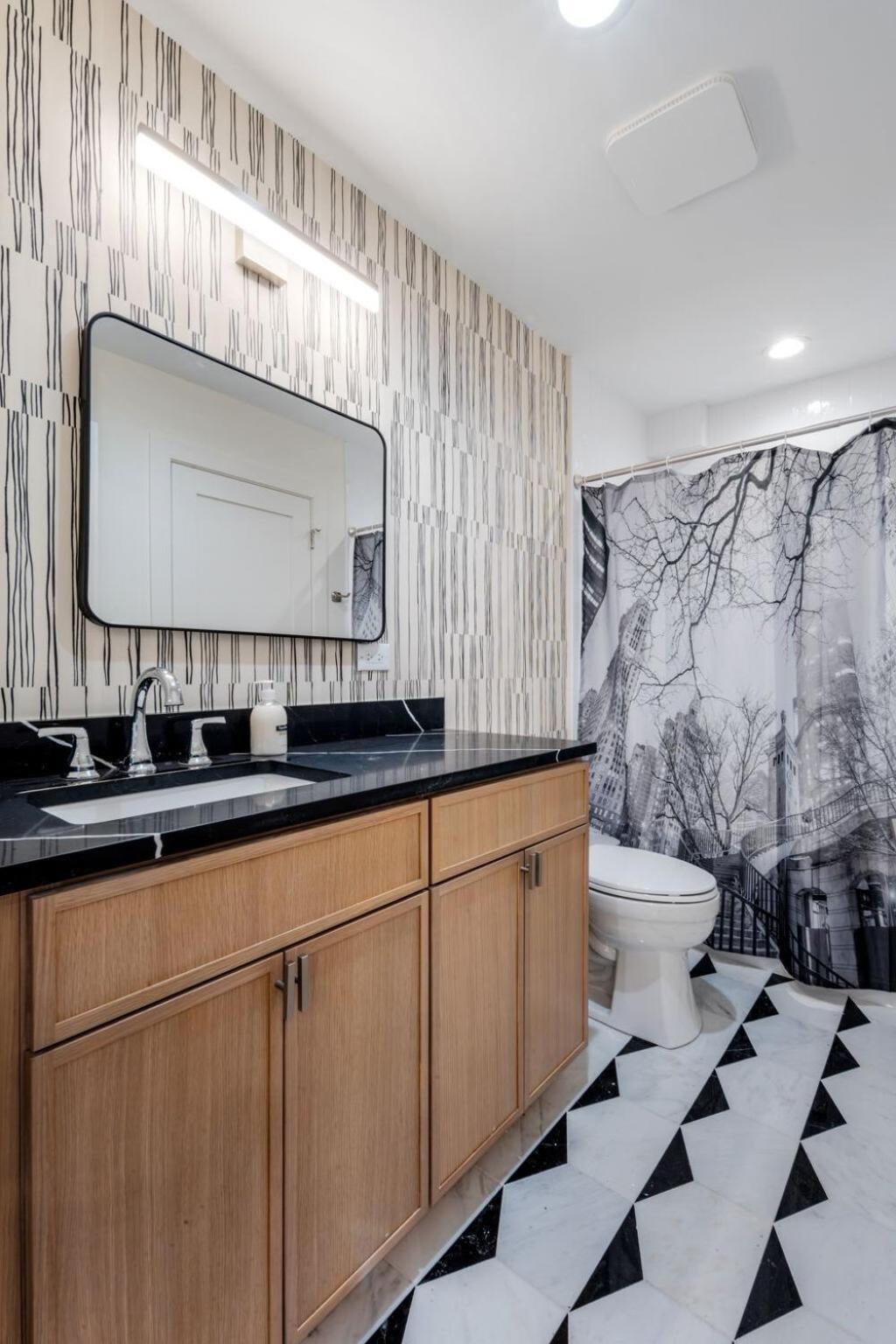 1 Bedroom With Rooftop And Wrigley Views Chicago