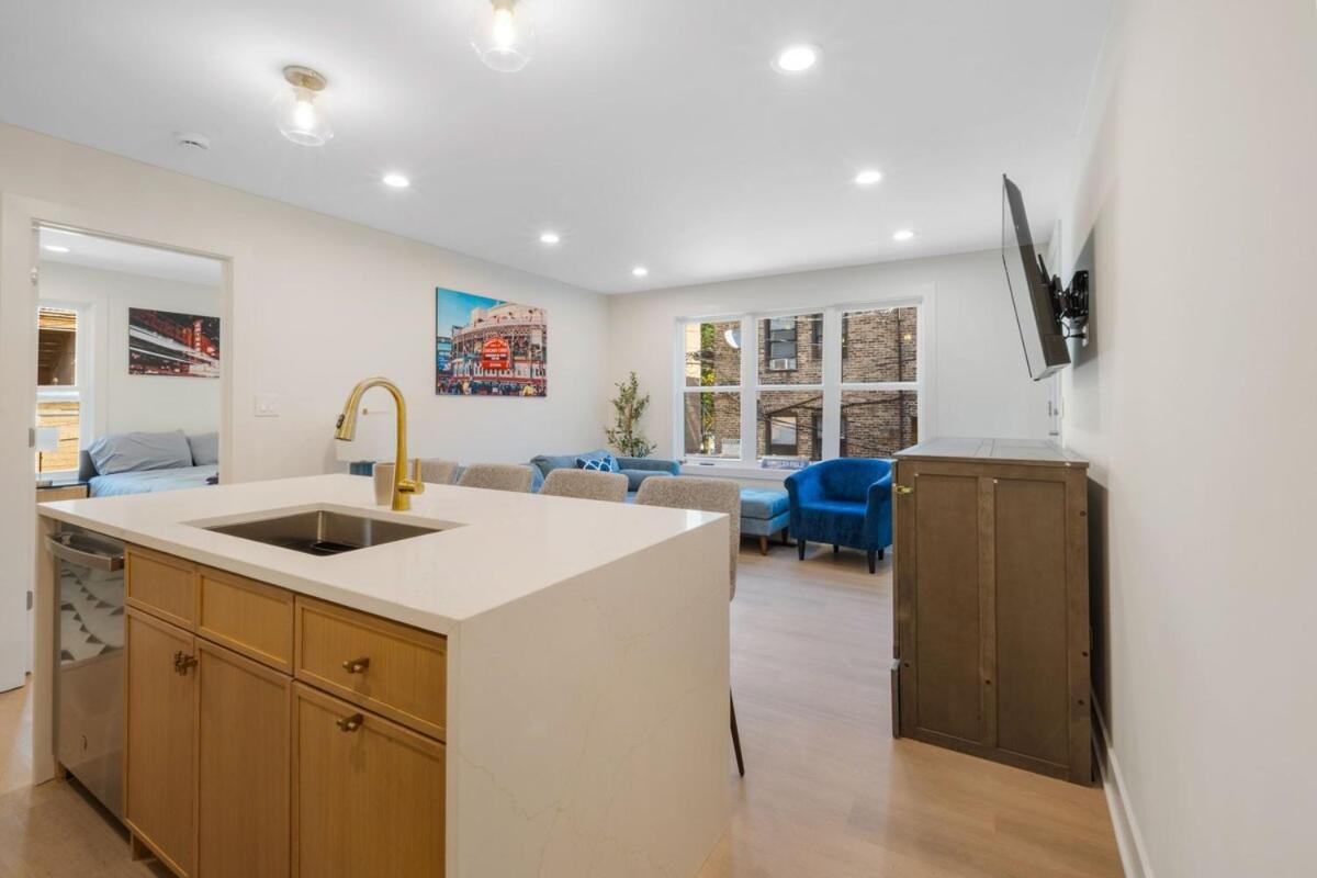 1 Bedroom With Rooftop And Wrigley Views * Chicago