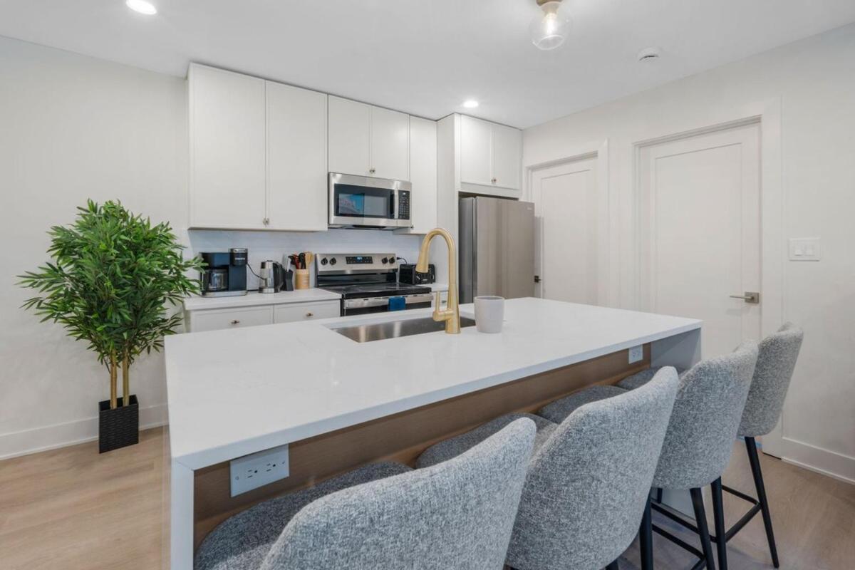 1 Bedroom With Rooftop And Wrigley Views Apartment