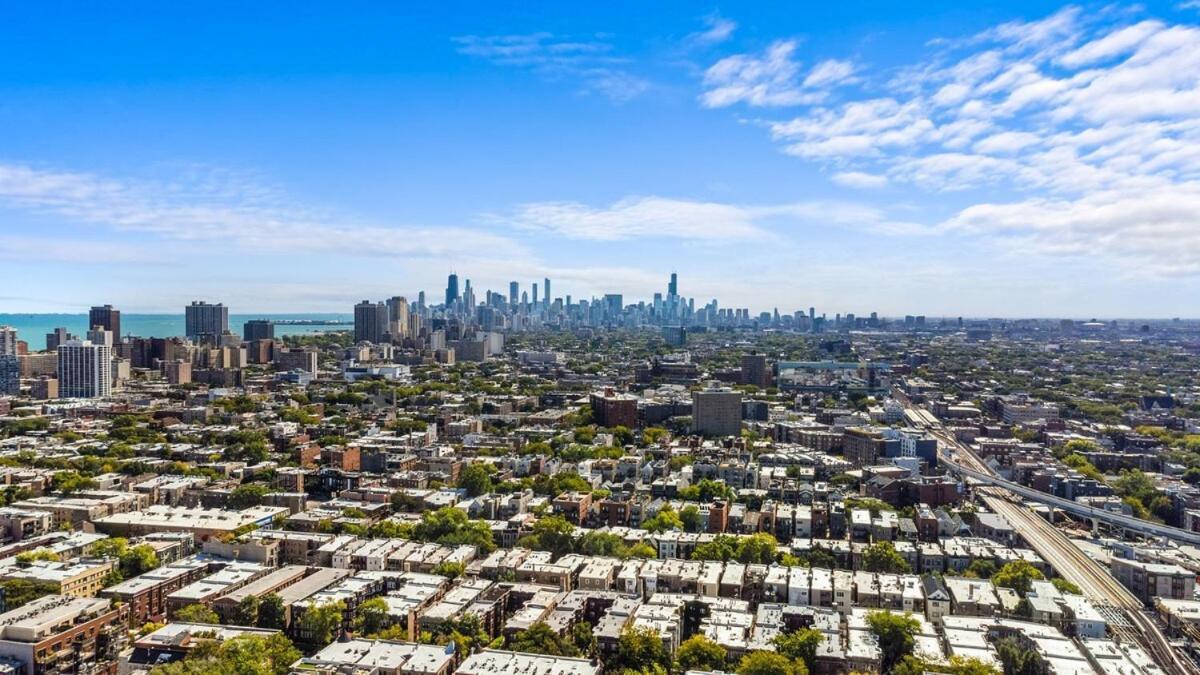 1 Bedroom With Rooftop And Wrigley Views Apartment *