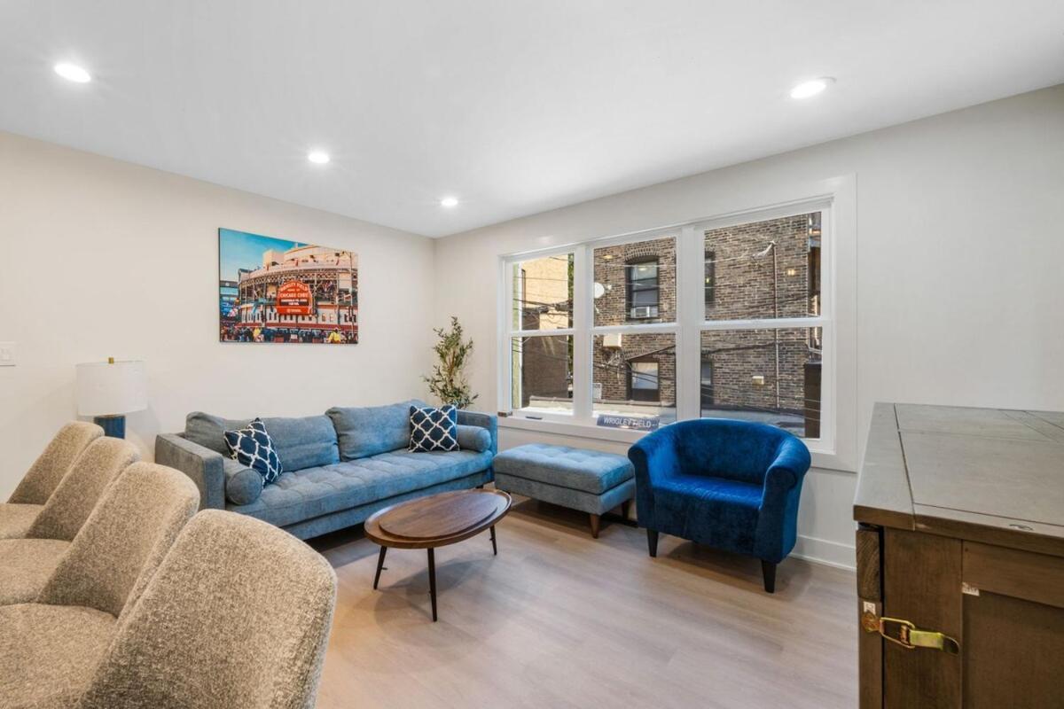 1 Bedroom With Rooftop And Wrigley Views Apartment Chicago