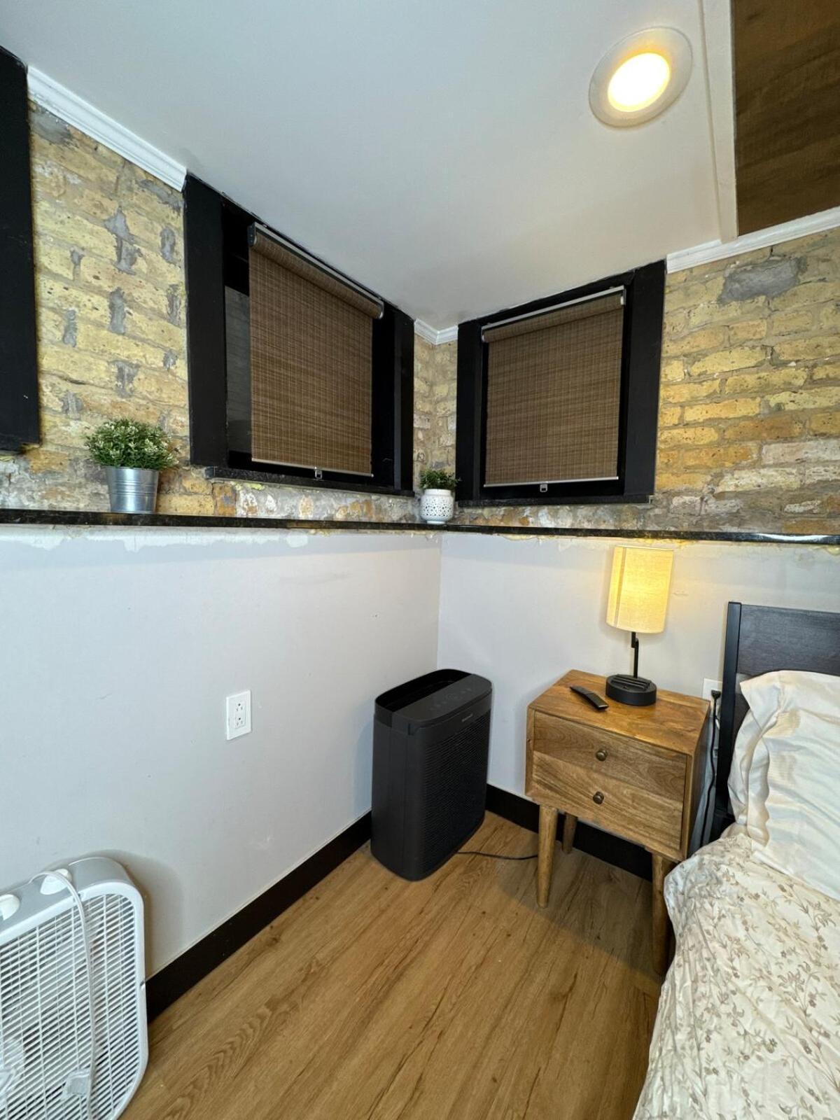 Modern In Lincoln Park Apartment *