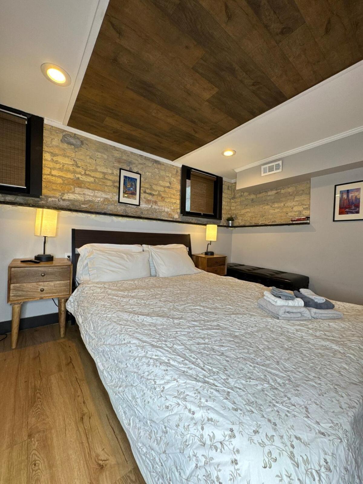 Modern In Lincoln Park Apartment *