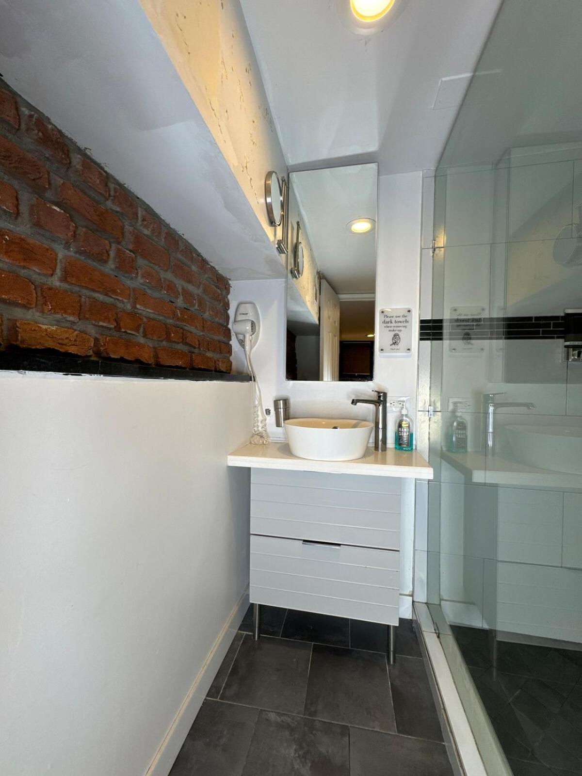 Modern In Lincoln Park Apartment *