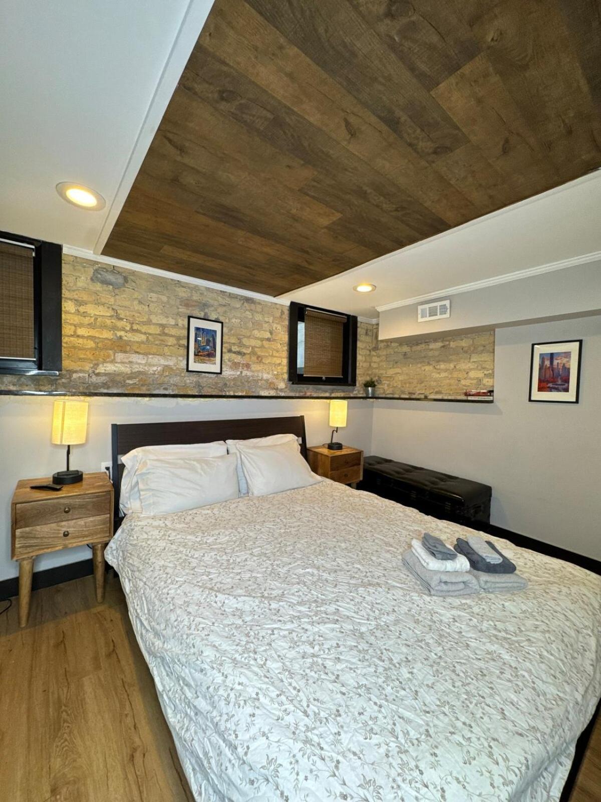 Modern In Lincoln Park Apartment *