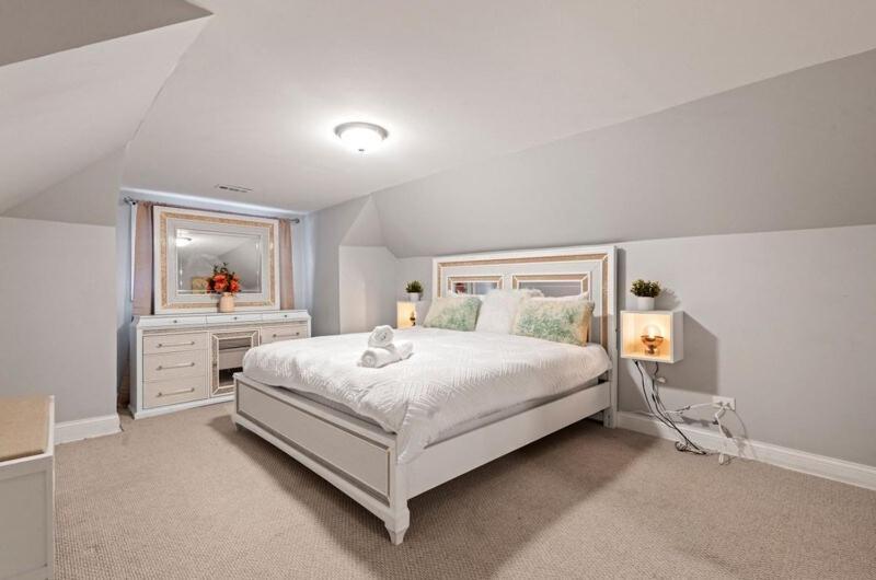 New Luxurious 5bd-2ba Home-free Wine-2car Parking Apartamento