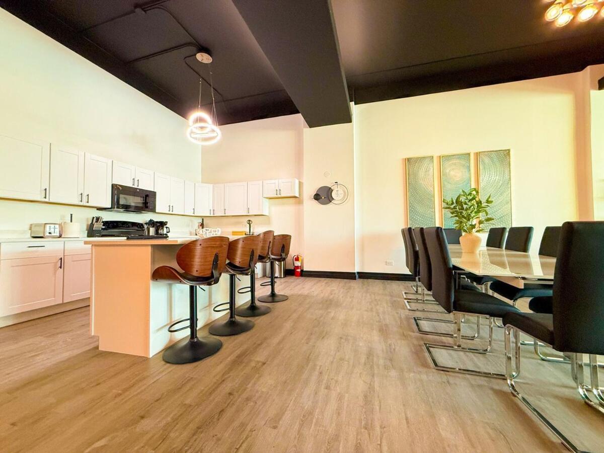 Apartment Spacious 6br Good For Groups And Sleeps 12 Near Chinatown, Mccormick & Lakefront Chicago
